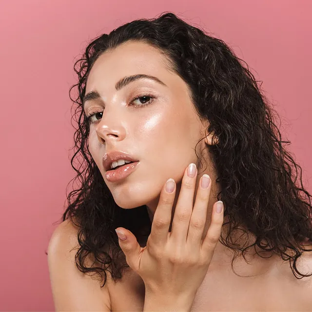 chica lavandose el rostro